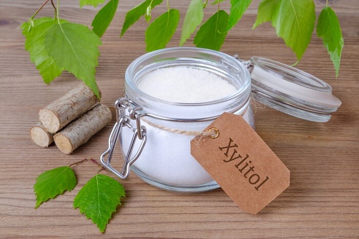 Image présentant un avertissement concernant le xylitol, une substance nocive pour les chats, soulignant l’importance de garder ces articles hors de portée des compagnons félins.