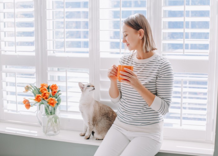 Femme assise et discutant avec son chat