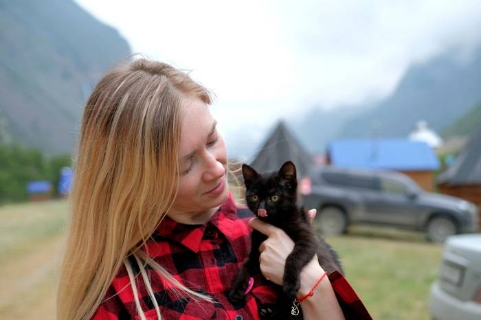 fille avec un chaton noir