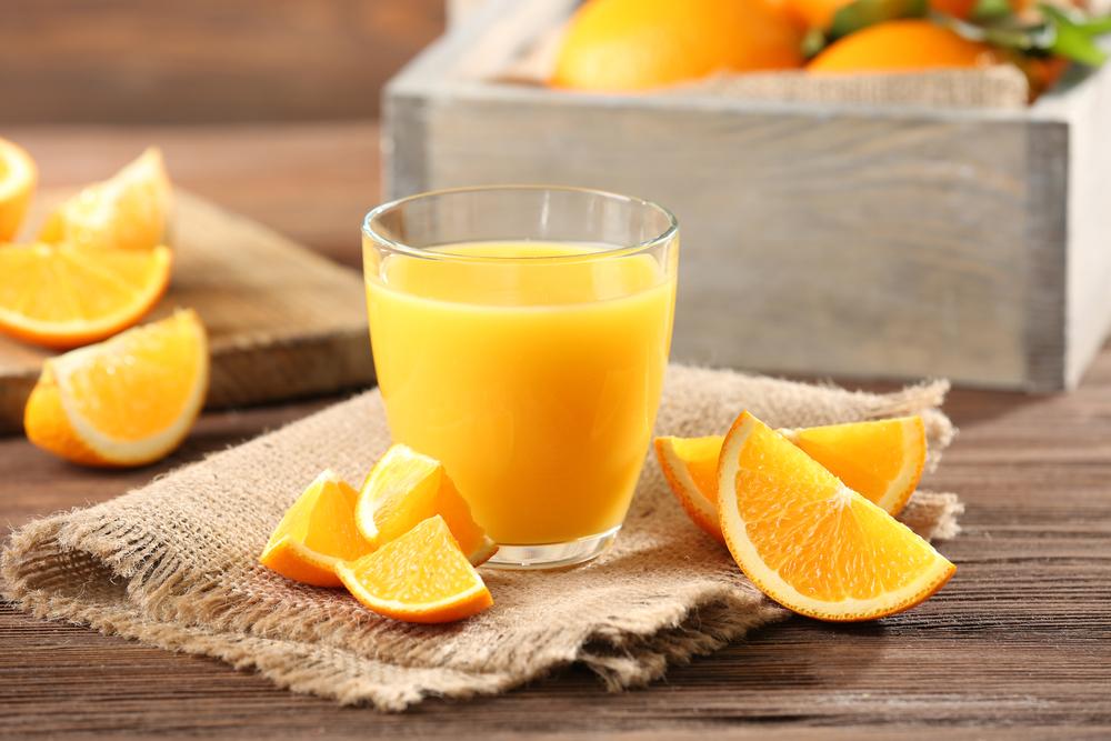 Verre de jus d'orange posé sur une table