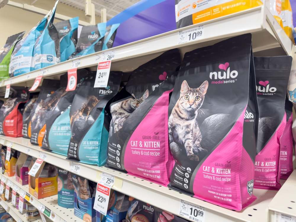 Plusieurs paquets de nourriture pour chat Nulo soigneusement disposés en rangée.