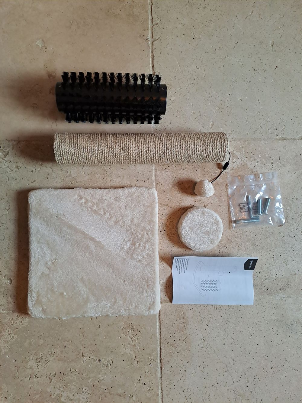 Amazon Basics Petit griffoir avec brosse.