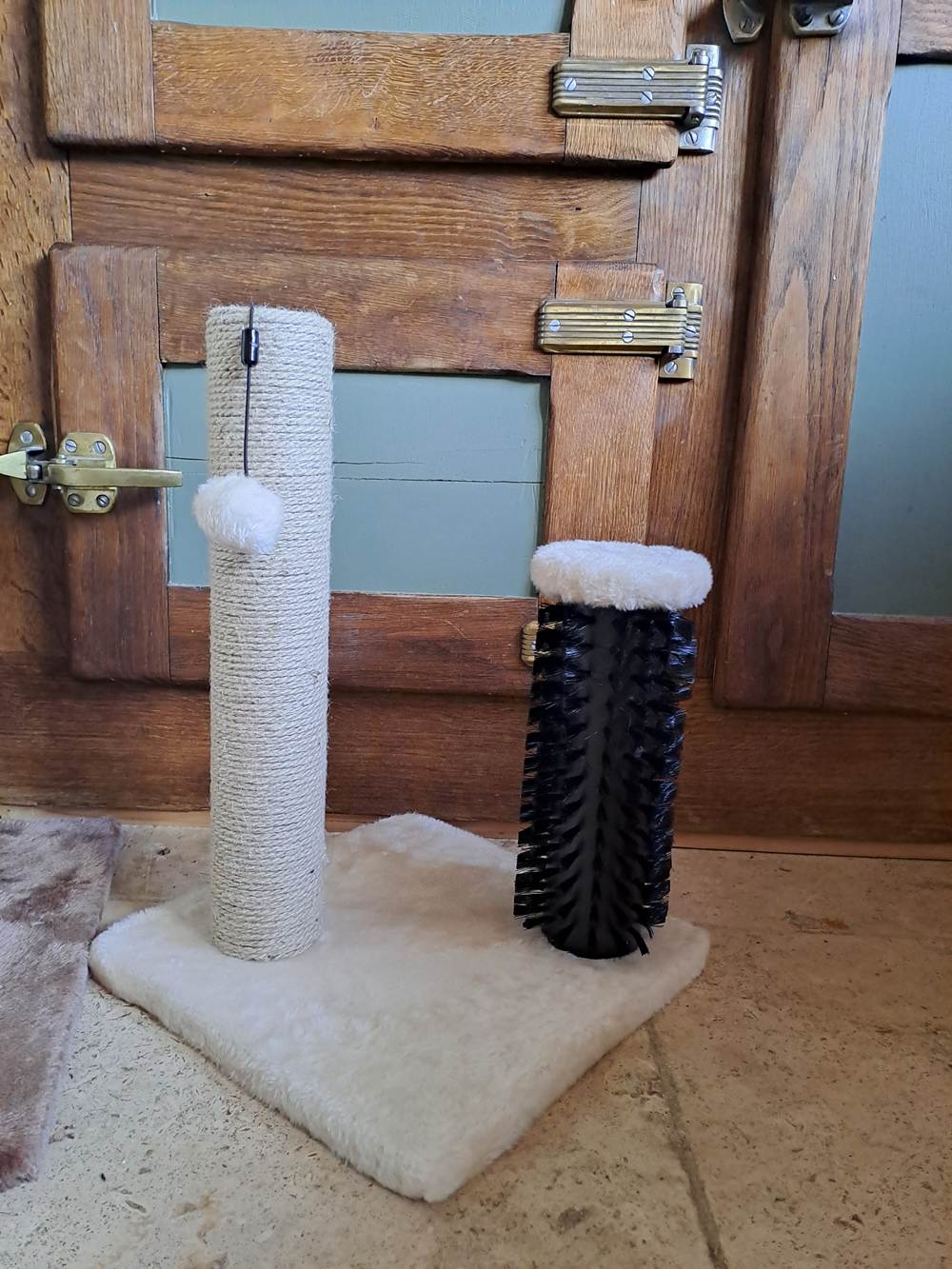 Amazon Basics Petit griffoir avec brosse.