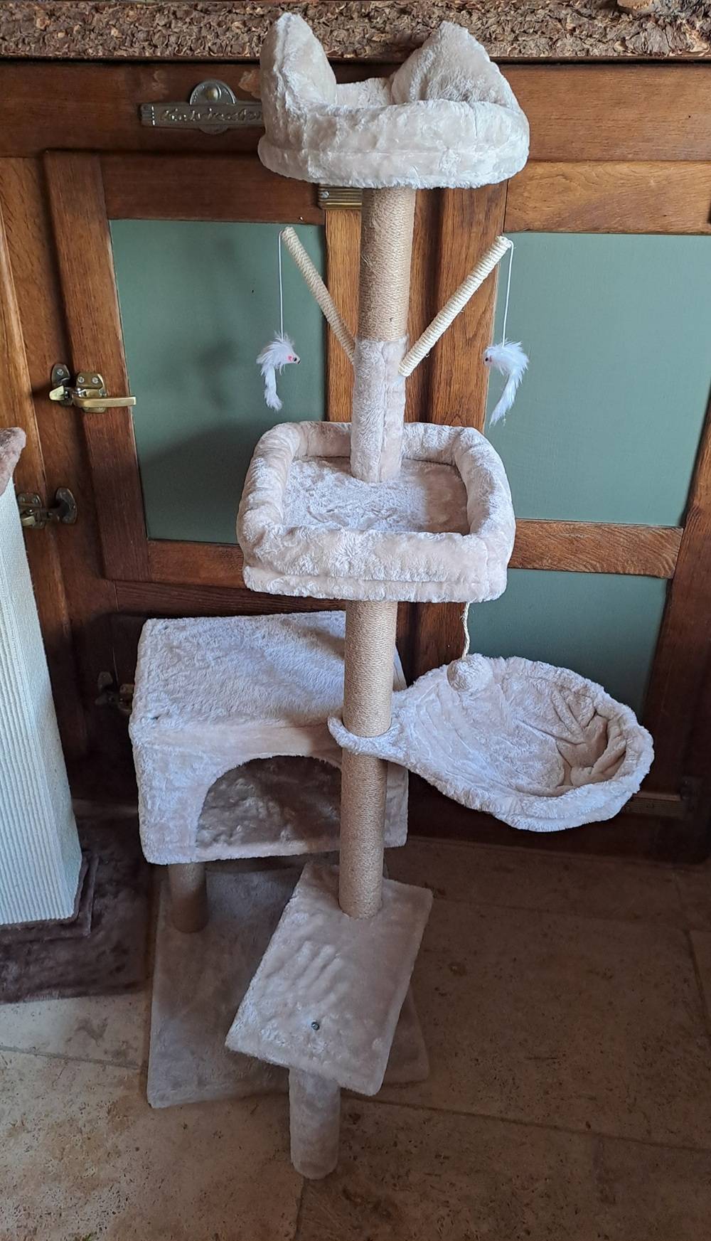 Arbre à chat de 145 cm, fausse fourrure, plusieurs perchoirs et jeux
